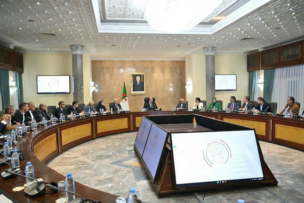 تنفيذًا لتعليمات الرئيس تبون.. اجتماع حكومي لضبط الأسعار وضمان وفرة المواد الأساسية