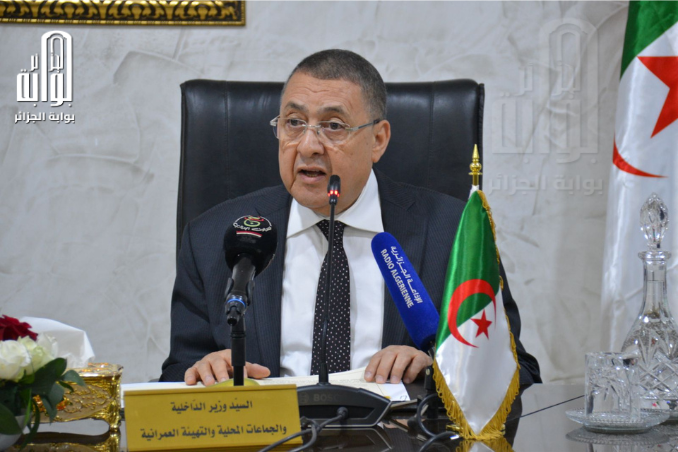 “الجزائر مستهدفة”.. وزير الداخلية الجزائري يحذّر من نقل أزمة فرنسا إلى الداخل الجزائري