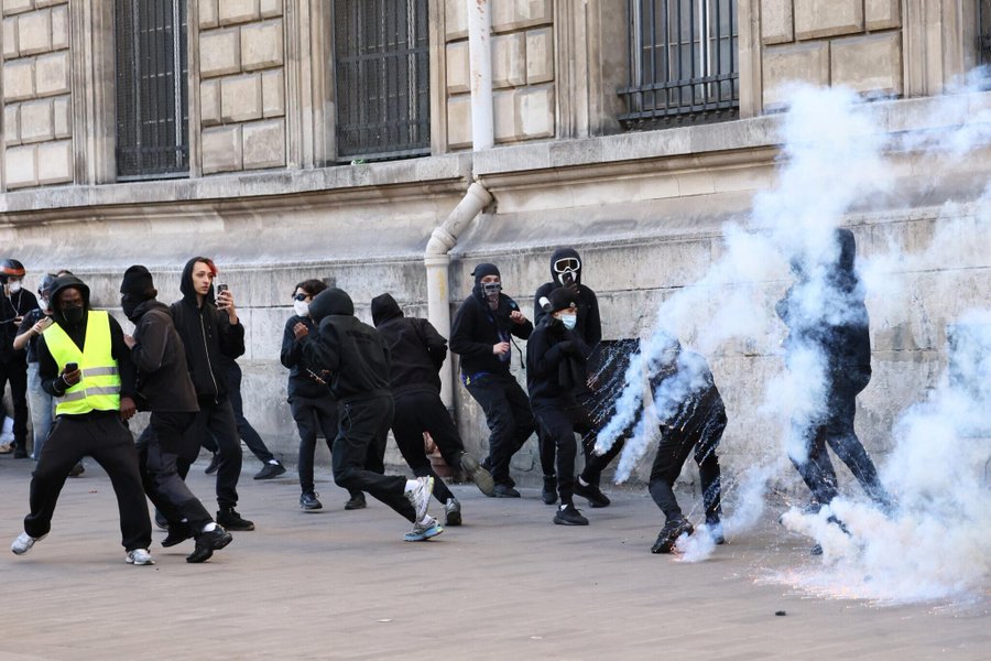 Paris sous tension: des affrontements prés de l&rsquo;Élysée sur fond de colère social