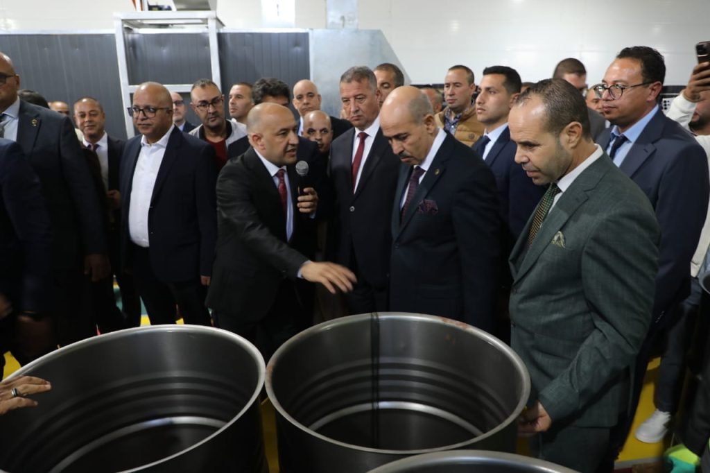 الجزائر تعزز إنتاج زيوت السيارات محلياً.. استثمار بـ1.2 مليار دينار يستهدف 100 ألف طن سنوياً