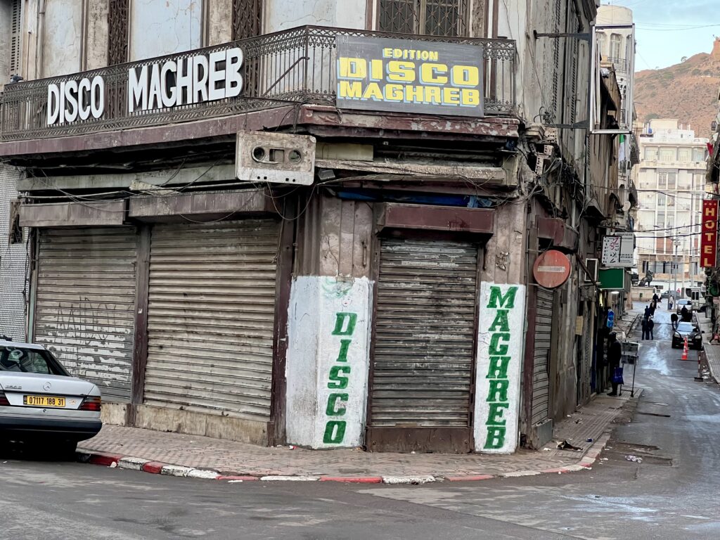 أغنية وفيلم ولهجة.. كيف صنعت الجزائر نفوذها الثقافي في المغرب العربي؟