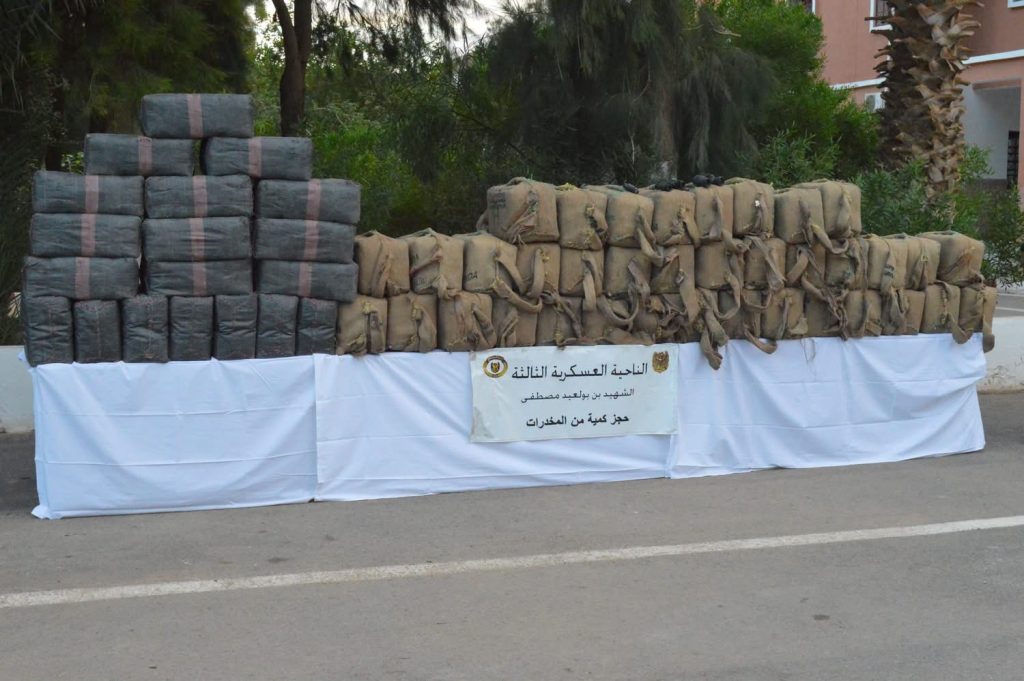 الجيش الجزائري يتصدى لمحاولة إغراق البلاد بأزيد من 16 قنطار كيف قادمة من المغرب!