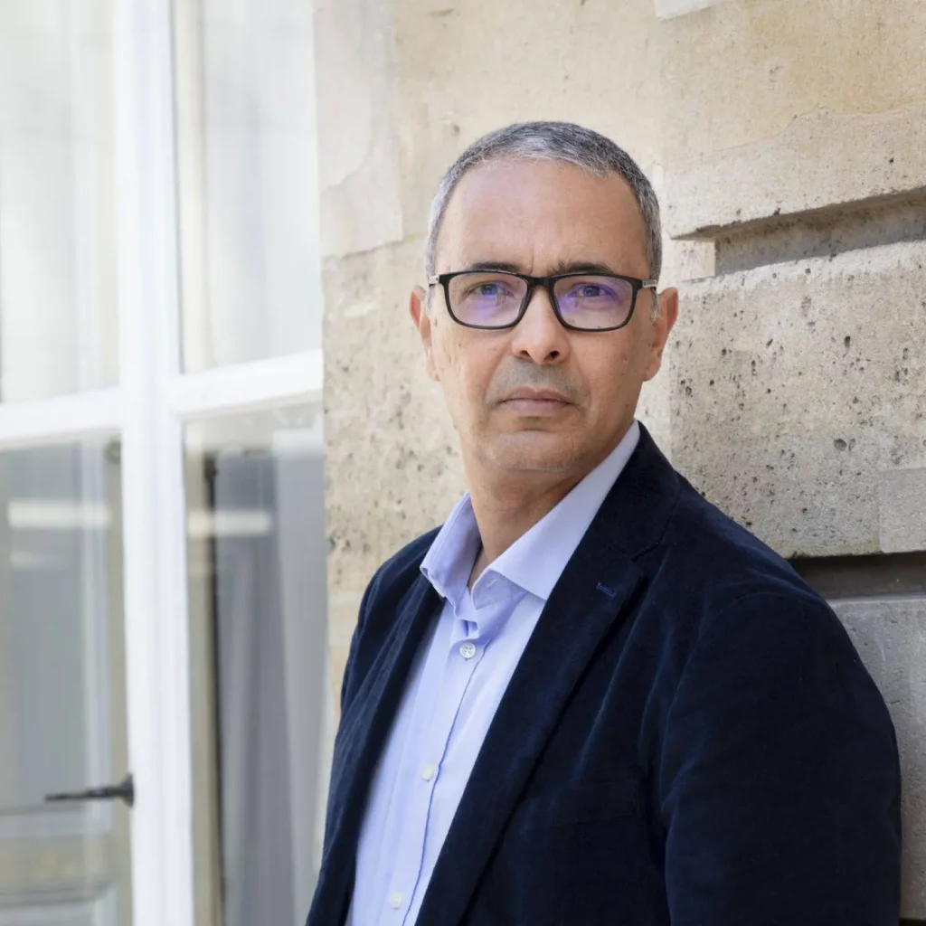 “لم أفشي أي سر”.. زوجة اللص كمال داود تخرج عن صمتها وتكشف المستور عن قضية سرقة “رواية حوريات”