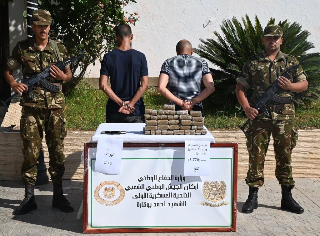 الجيش الجزائري يتصدى لمحاولة إغراق البلاد بأزيد من 4 قناطير كيف عبر الحدود مع المغرب!