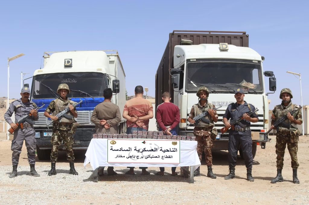 الجيش الجزائري يتصدى لمحاولة إغراق البلاد بأزيد من 4 قناطير كيف عبر الحدود مع المغرب!