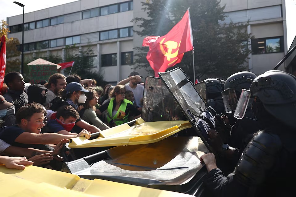 France : un directeur d’établissement aspergé d’essence sur fond de manifestations lycéennes