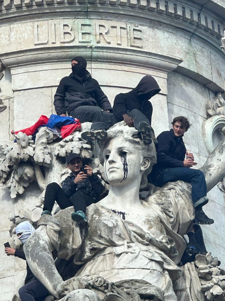 Paris sous tension: des affrontements prés de l&rsquo;Élysée sur fond de colère social