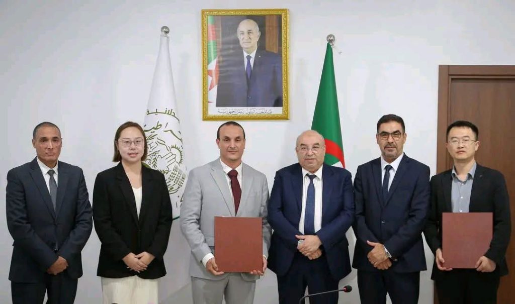 الجزائر توقع اتفاقية مع العملاق الصيني “يانغيتسي ريفر فارماستيكل” لإنتاج المواد الأولية لصناعة الأدوية والأدوية المبتكرة