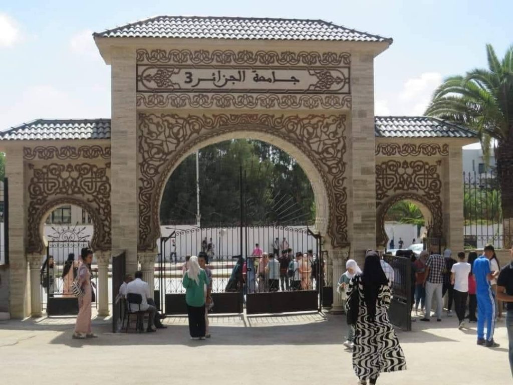 الذكاء الاصطناعي تحت مجهر الجامعات الجزائرية.. برنامج Turnitin يدخل قاعات البحث العلمي لكشف النصوص المولّدة آليا!