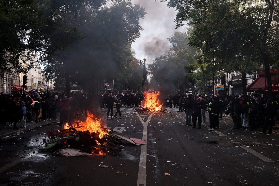 Paris sous tension: des affrontements prés de l&rsquo;Élysée sur fond de colère social