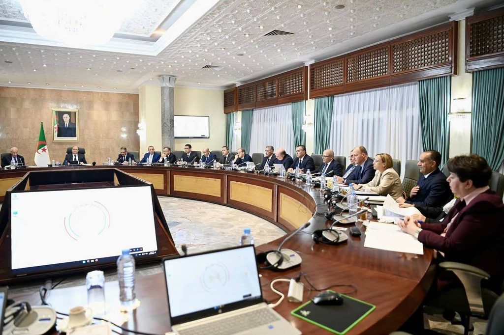اجتماع الحكومة برئاسة الوزير الأول سيفي غريب: إجراءات صارمة لضبط السوق الوطنية وحماية القدرة الشرائية